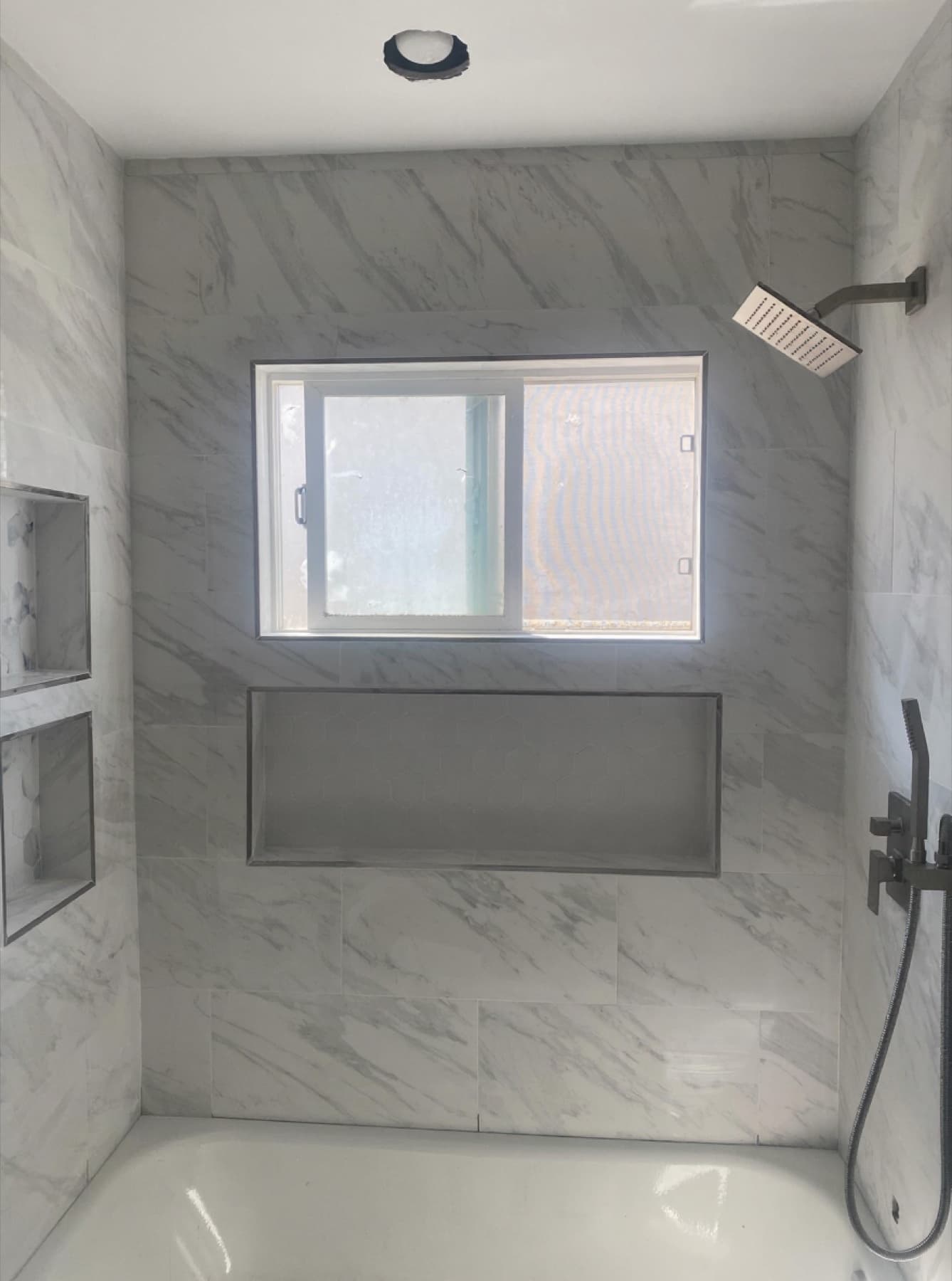 Marble shower with twin side niches